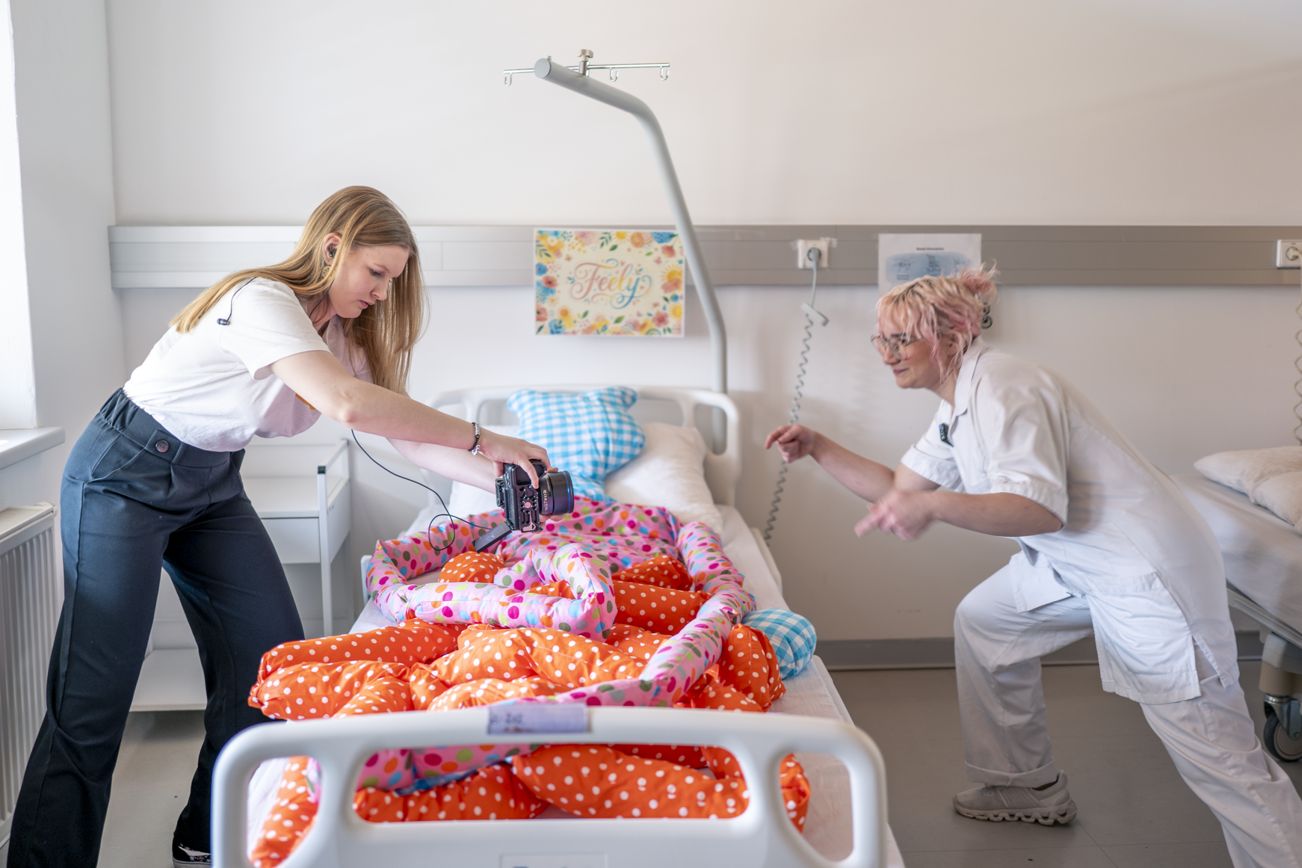 Marie-Sophie filmt in einem Übungsraum einer Gesundheitsschule eine trendige Social-Media-Hook.