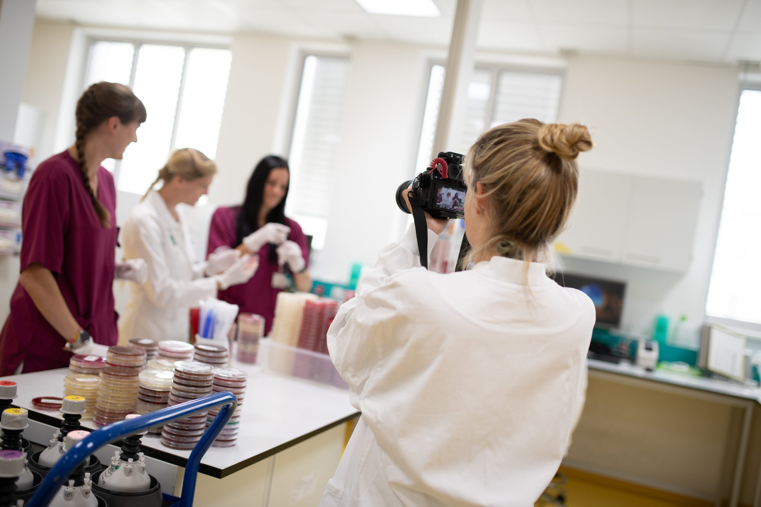 Dreharbeiten in einem Labor.