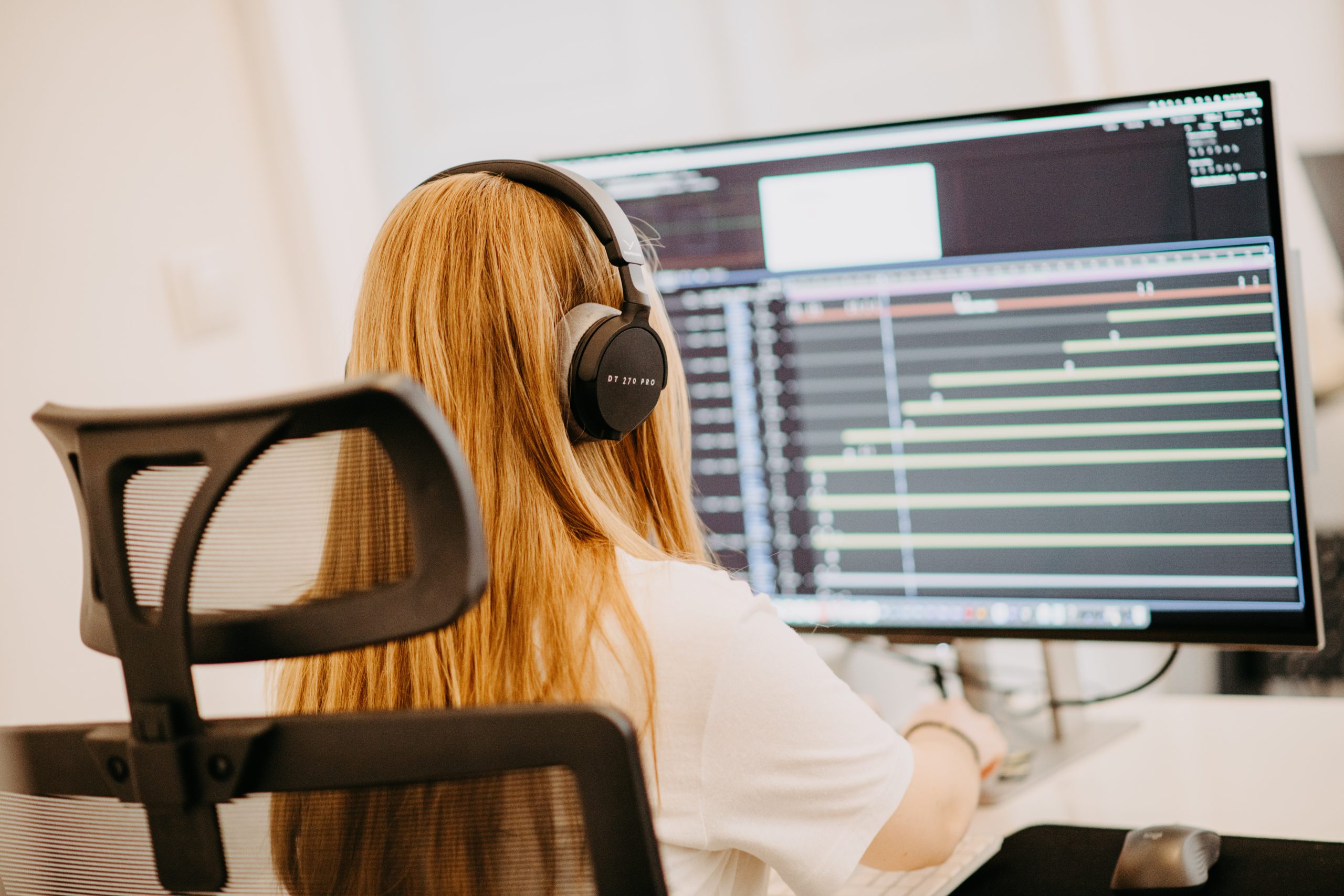 Videografin Marie-Sophie bei der Videobearbeitung.