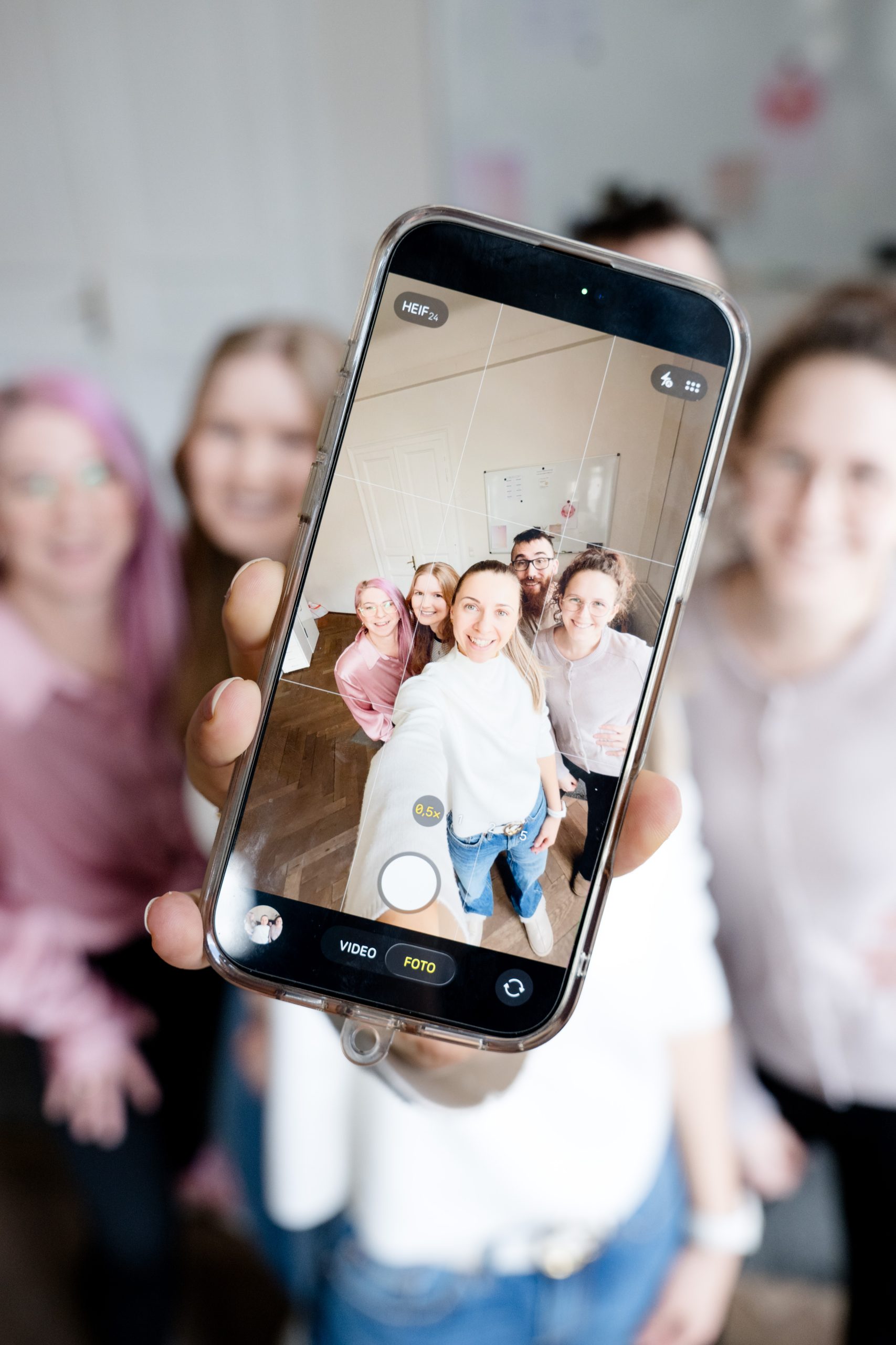 Das junge Agenturteam schießt ein Selfie im Büro.