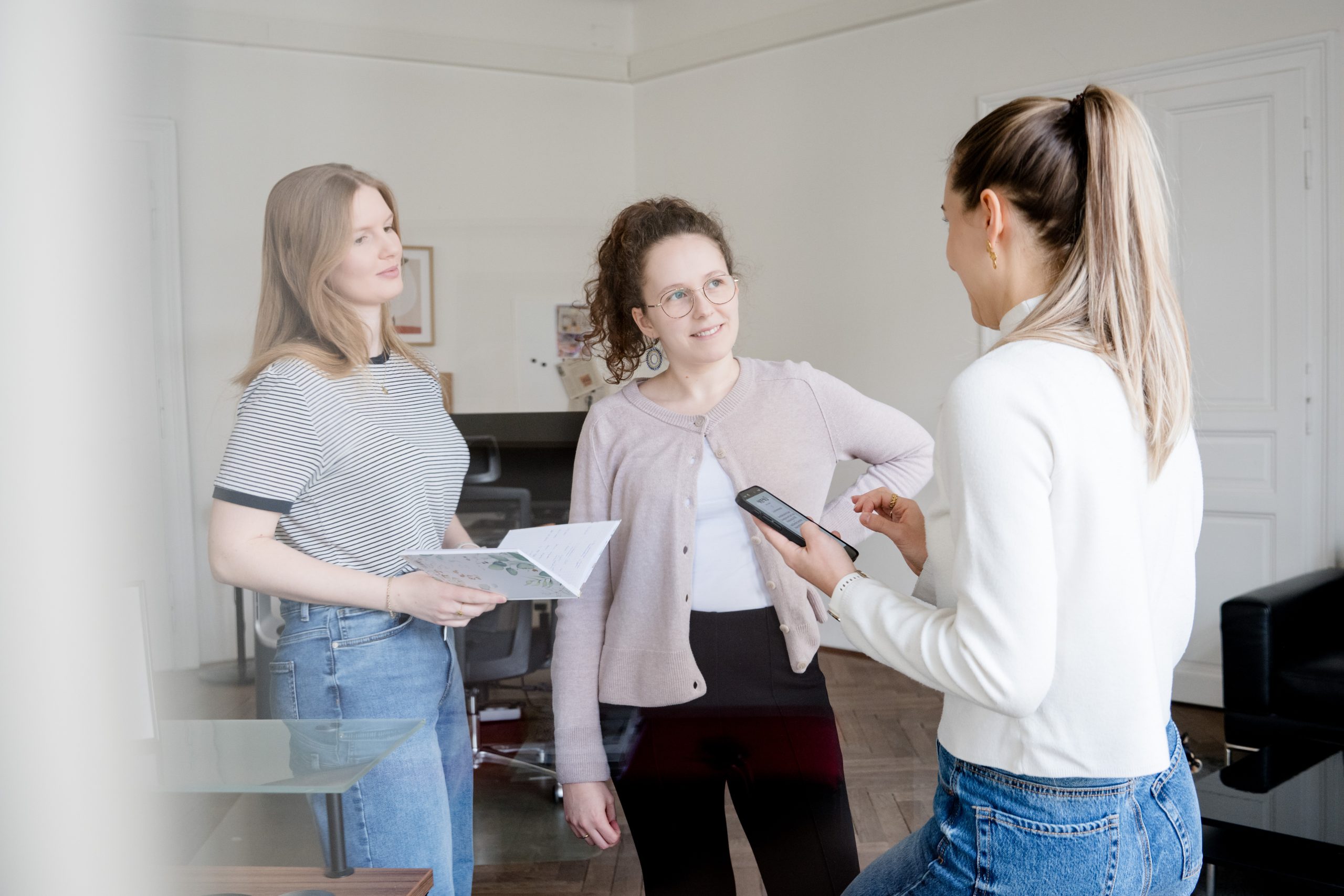 Drei Expertinnen der Agentur short&sweet in den Büroräumlichkeiten der Grazer Innenstadt.