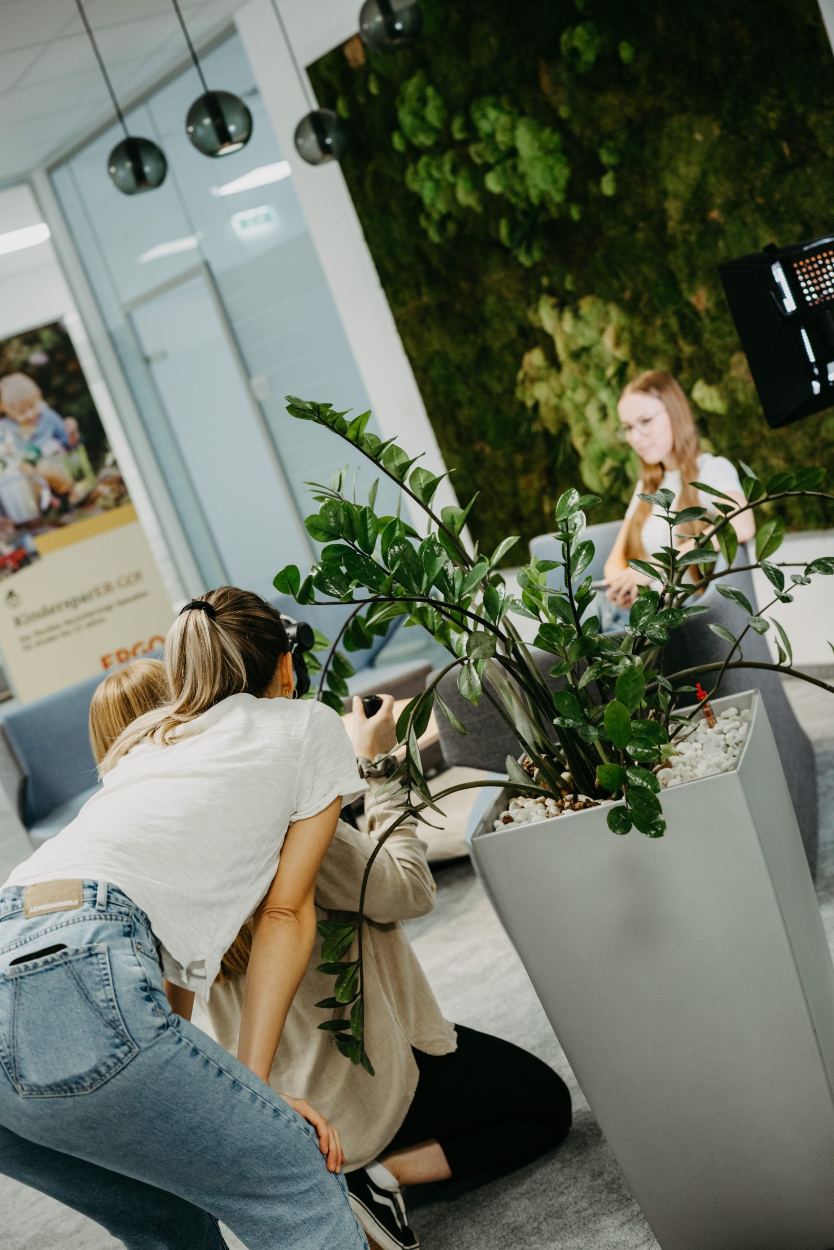 Behind the scenes Bild von einem begrünten Interviewsetting.